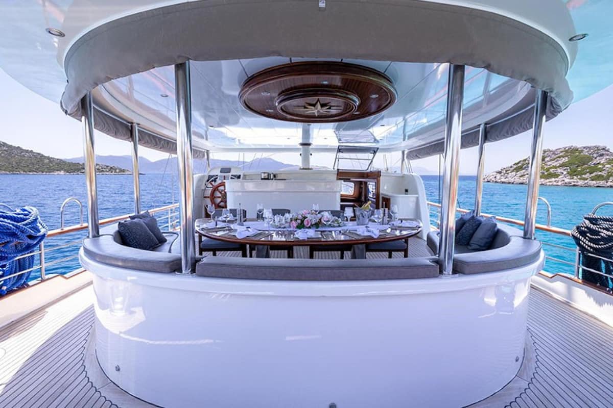 Exterior sundeck of Aqua Bella