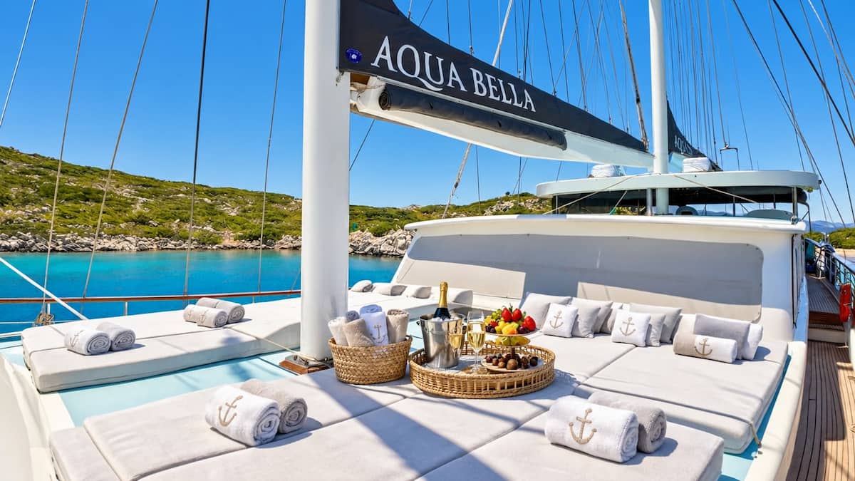 Aqua Bella at anchor