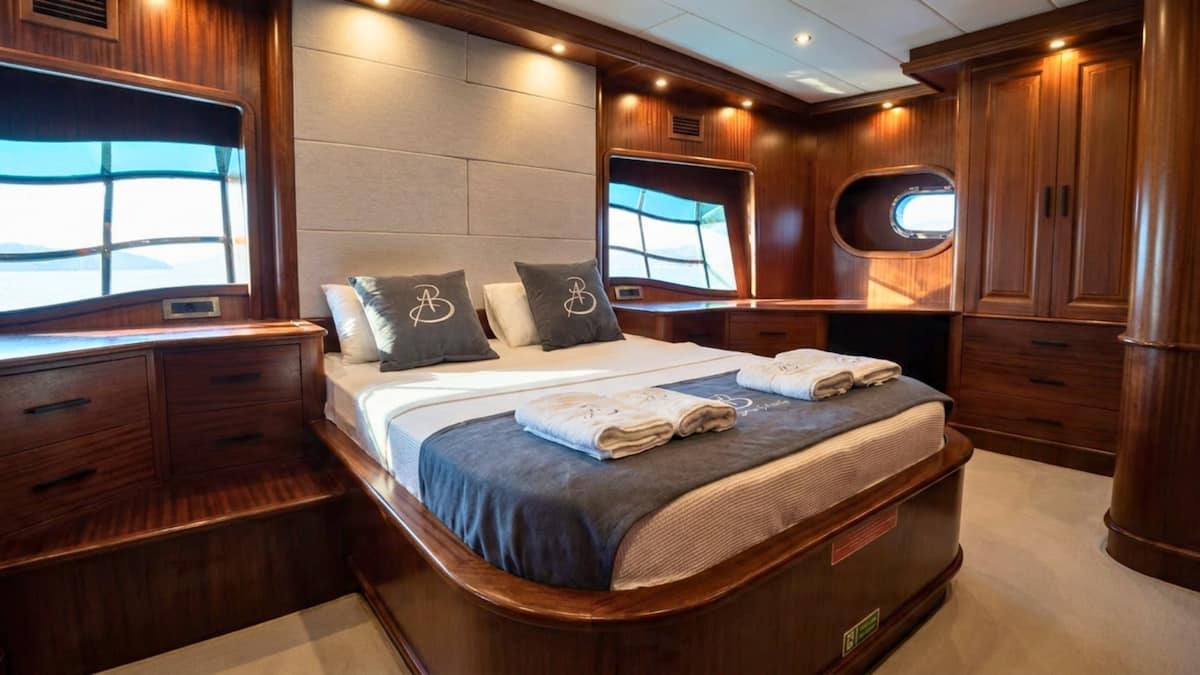 Master cabin aboard Aqua Bella